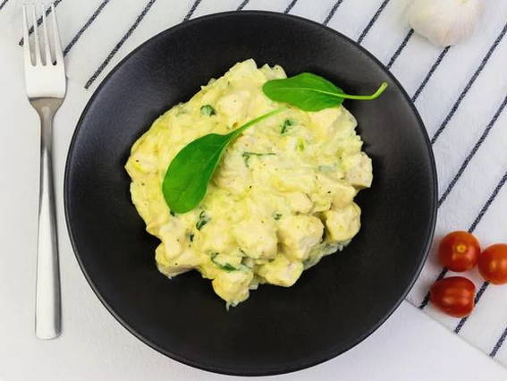 Курица с чесноком в сметанном соусе на сковороде Курица с чесноком в сметанном соусе на сковороде