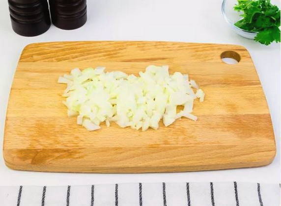 Курица с чесноком в сметанном соусе на сковороде Курица с чесноком в сметанном соусе на сковороде