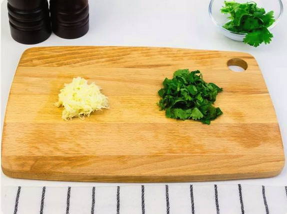 Курица с чесноком в сметанном соусе на сковороде Курица с чесноком в сметанном соусе на сковороде