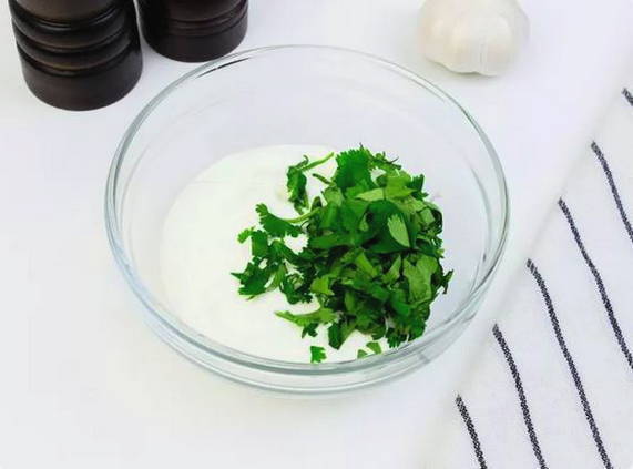 Курица с чесноком в сметанном соусе на сковороде Курица с чесноком в сметанном соусе на сковороде