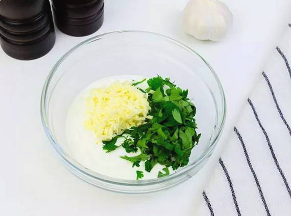 Курица с чесноком в сметанном соусе на сковороде Курица с чесноком в сметанном соусе на сковороде