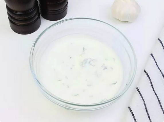 Курица с чесноком в сметанном соусе на сковороде Курица с чесноком в сметанном соусе на сковороде