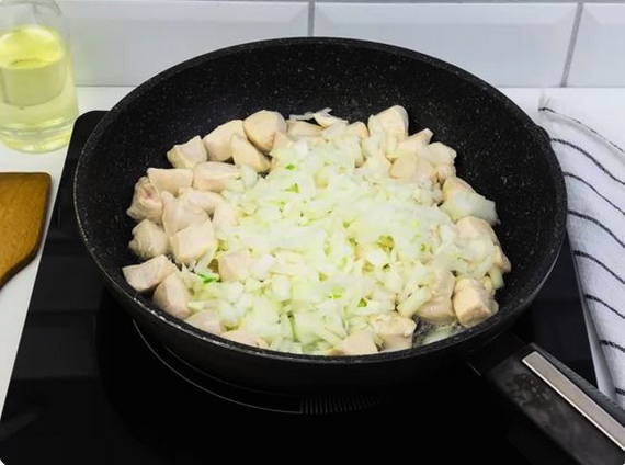 Курица с чесноком в сметанном соусе на сковороде Курица с чесноком в сметанном соусе на сковороде