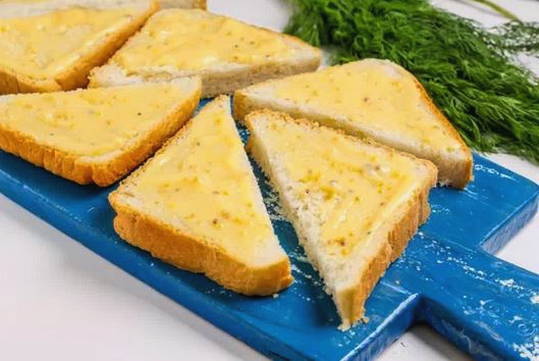 Бутерброды с колбасой и сыром в духовке Бутерброды с колбасой и сыром в духовке