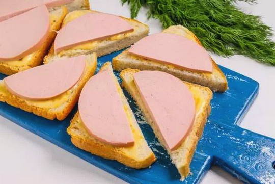 Бутерброды с колбасой и сыром в духовке Бутерброды с колбасой и сыром в духовке