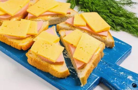 Бутерброды с колбасой и сыром в духовке Бутерброды с колбасой и сыром в духовке