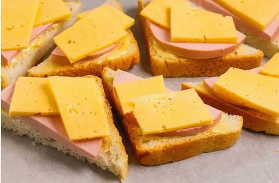 Бутерброды с колбасой и сыром в духовке Бутерброды с колбасой и сыром в духовке