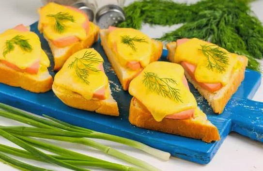 Бутерброды с колбасой и сыром в духовке Бутерброды с колбасой и сыром в духовке