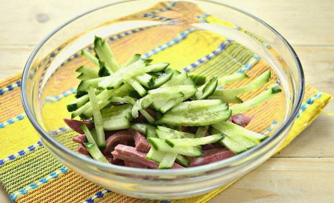 Салат с копченой колбасой и сыром Салат с копченой колбасой и сыром