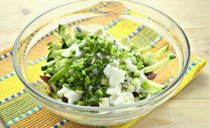 Салат с копченой колбасой и сыром Салат с копченой колбасой и сыром