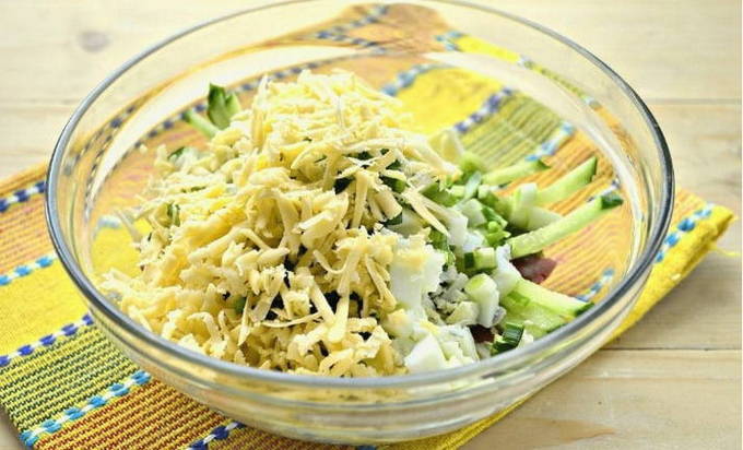 Салат с копченой колбасой и сыром Салат с копченой колбасой и сыром