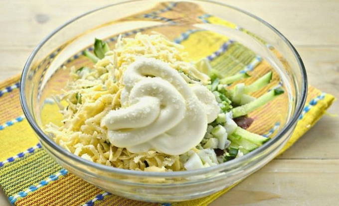 Салат с копченой колбасой и сыром Салат с копченой колбасой и сыром