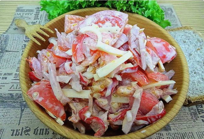 Салат с копченой колбасой и помидорами