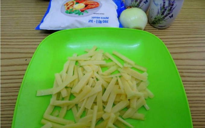 Салат с копченой колбасой и помидорами