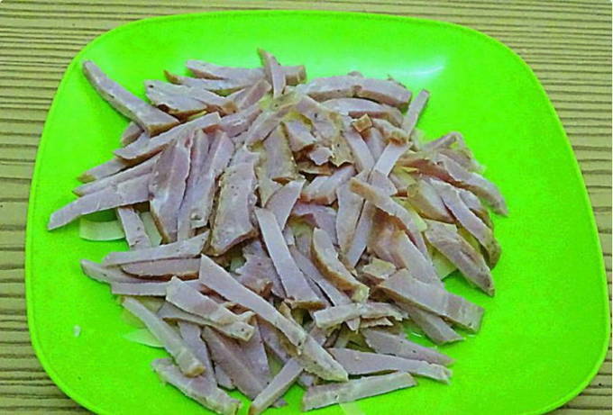 Салат с копченой колбасой и помидорами