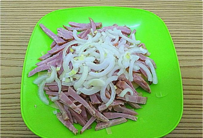 Салат с копченой колбасой и помидорами