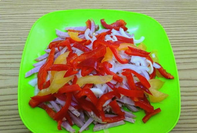 Салат с копченой колбасой и помидорами