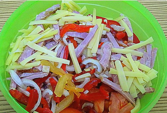 Салат с копченой колбасой и помидорами