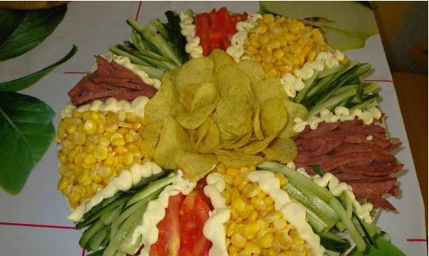 Салат с копченой колбасой и чипсами