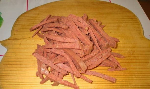 Салат с копченой колбасой и чипсами Салат с копченой колбасой и чипсами