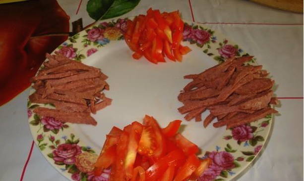 Салат с копченой колбасой и чипсами Салат с копченой колбасой и чипсами