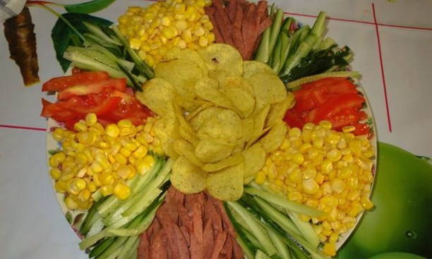 Салат с копченой колбасой и чипсами Салат с копченой колбасой и чипсами