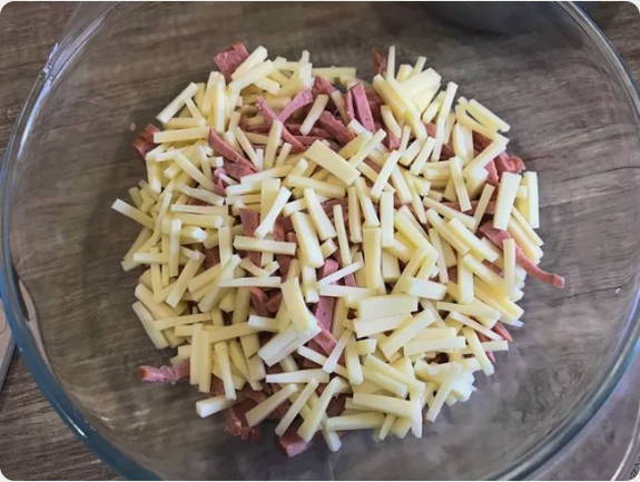Блинный салат с копченой колбасой Блинный салат с копченой колбасой
