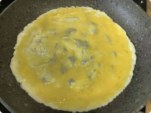 Блинный салат с копченой колбасой Блинный салат с копченой колбасой