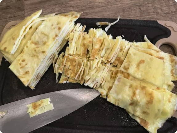 Блинный салат с копченой колбасой Блинный салат с копченой колбасой
