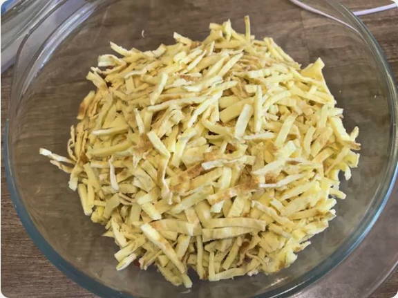 Блинный салат с копченой колбасой Блинный салат с копченой колбасой