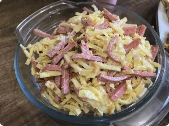 Блинный салат с копченой колбасой Блинный салат с копченой колбасой