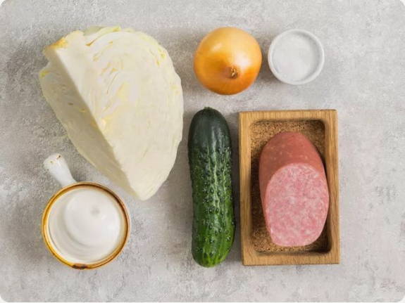 Салат с копченой колбасой и свежими огурцами Салат с копченой колбасой и свежими огурцами