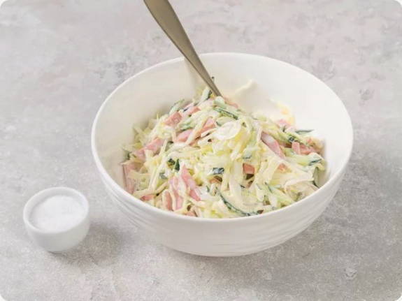 Салат с копченой колбасой и свежими огурцами Салат с копченой колбасой и свежими огурцами