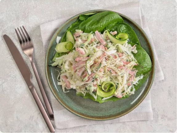 Салат с копченой колбасой и свежими огурцами Салат с копченой колбасой и свежими огурцами