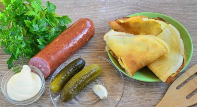 Салат с блинами и копченой колбасой