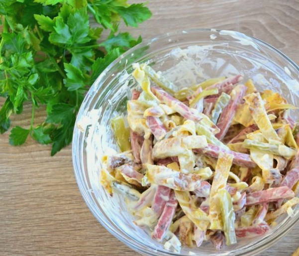 Салат с блинами и копченой колбасой