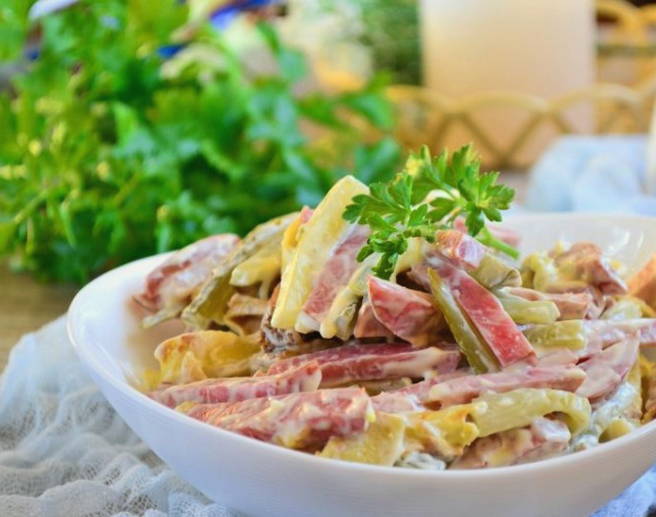 Салат с блинами и копченой колбасой