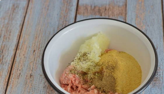 Стожки из фарша с помидорами и сыром