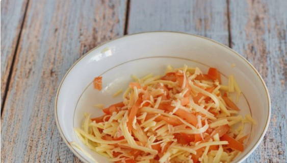 Стожки из фарша с помидорами и сыром