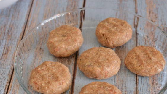 Стожки из фарша с помидорами и сыром