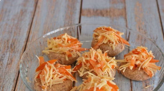 Стожки из фарша с помидорами и сыром