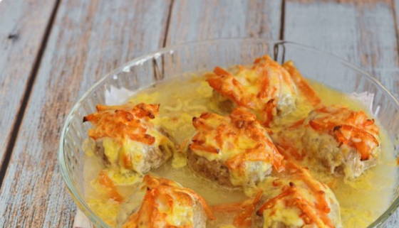 Стожки из фарша с помидорами и сыром