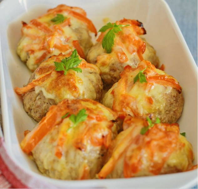 Стожки из фарша с помидорами и сыром