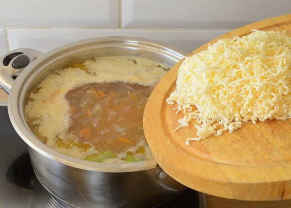 Сырный суп с фрикадельками и плавленым сыром