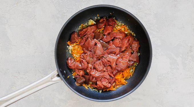 Паштет из куриной печени в блендере с морковью, луком и сливочным маслом