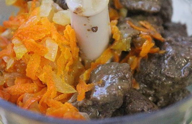 Паштет из говяжьей печени с морковью и луком в домашних условиях Паштет из говяжьей печени с морковью и луком в домашних условиях