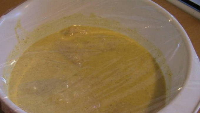 Курица в кефире на сковороде