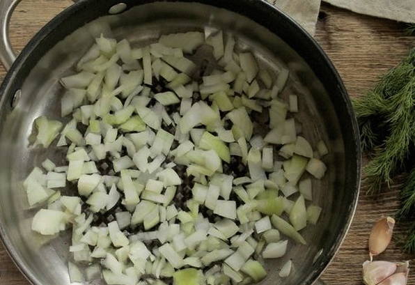 Курица в кефире на сковороде