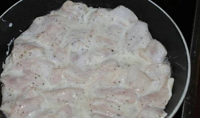 Курица в кефире на сковороде