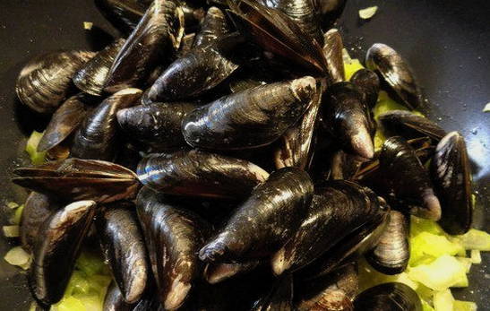 Мидии в винном соусе